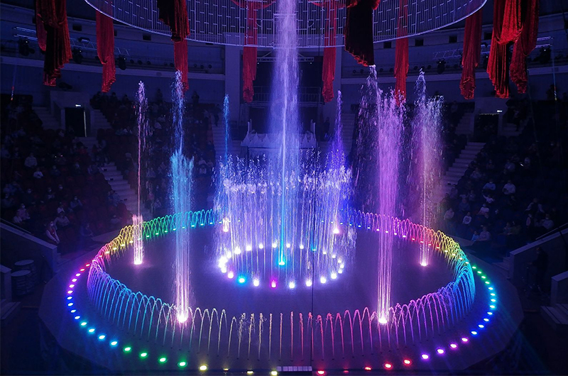 Цирковое водное шоу "13 месяцев" продолжает покорять зрителей