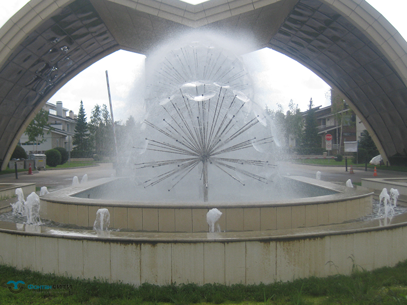 Фонтан в коттеджном поселке Гринфилд