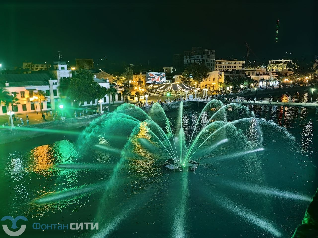 Новый плавающий фонтан в порту г. Сухум