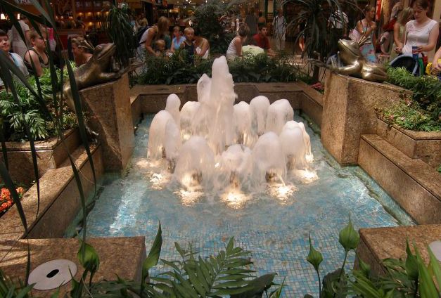 Интерьерный фонтан ТЦ Коми, изображение