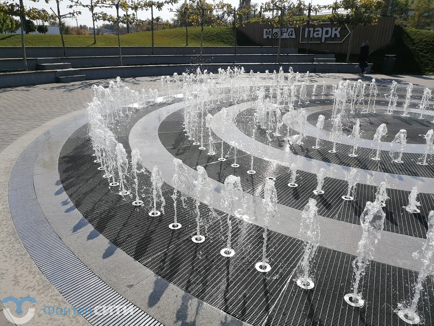 Фонтан у ТЦ Мега Аксай