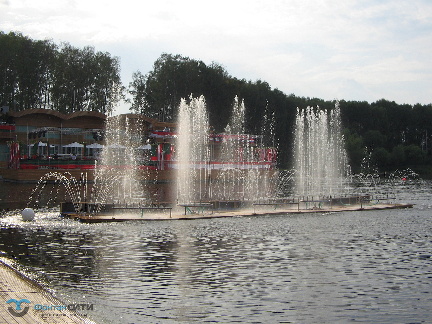 Плавающее фонтанное шоу Яхт клуб